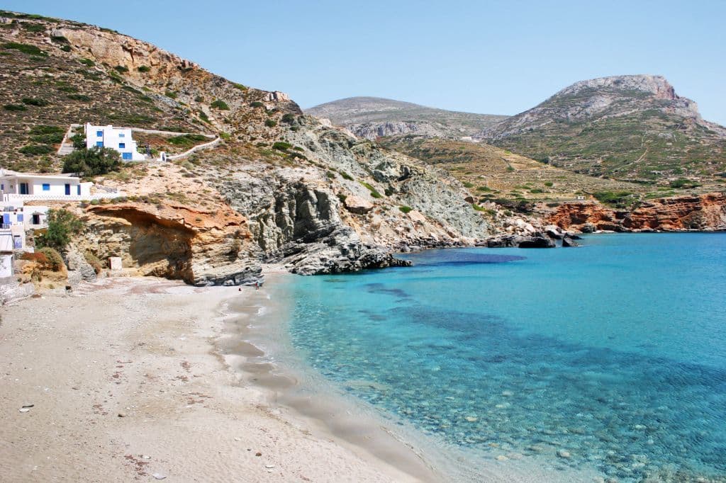 La baia di Agali dall'alto, con le taverne sopra la sabbia