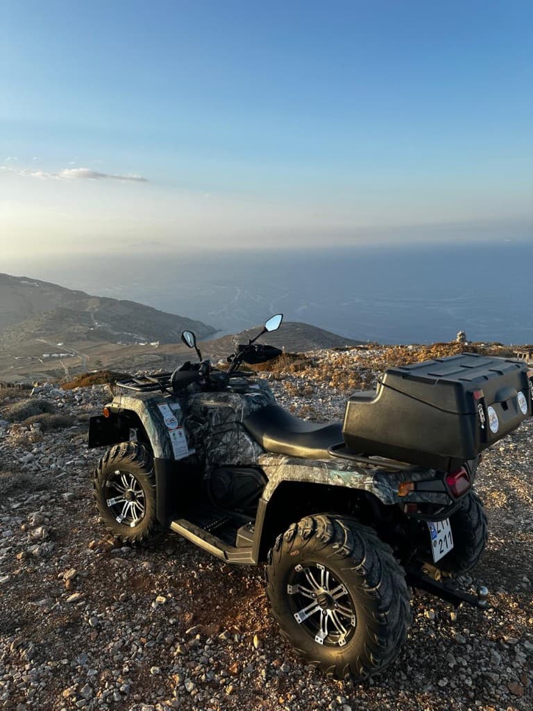 Quad su uno sterrato con il mare alle spalle