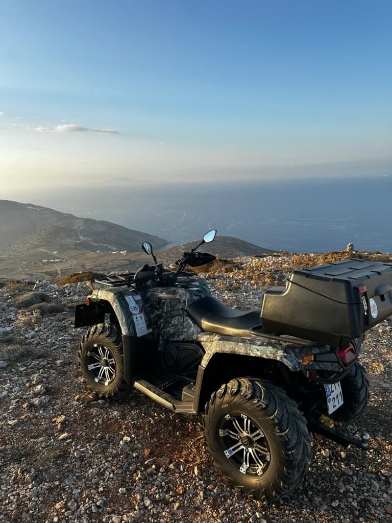 Quad an einem Aussichtspunkt an der Hafenstraße