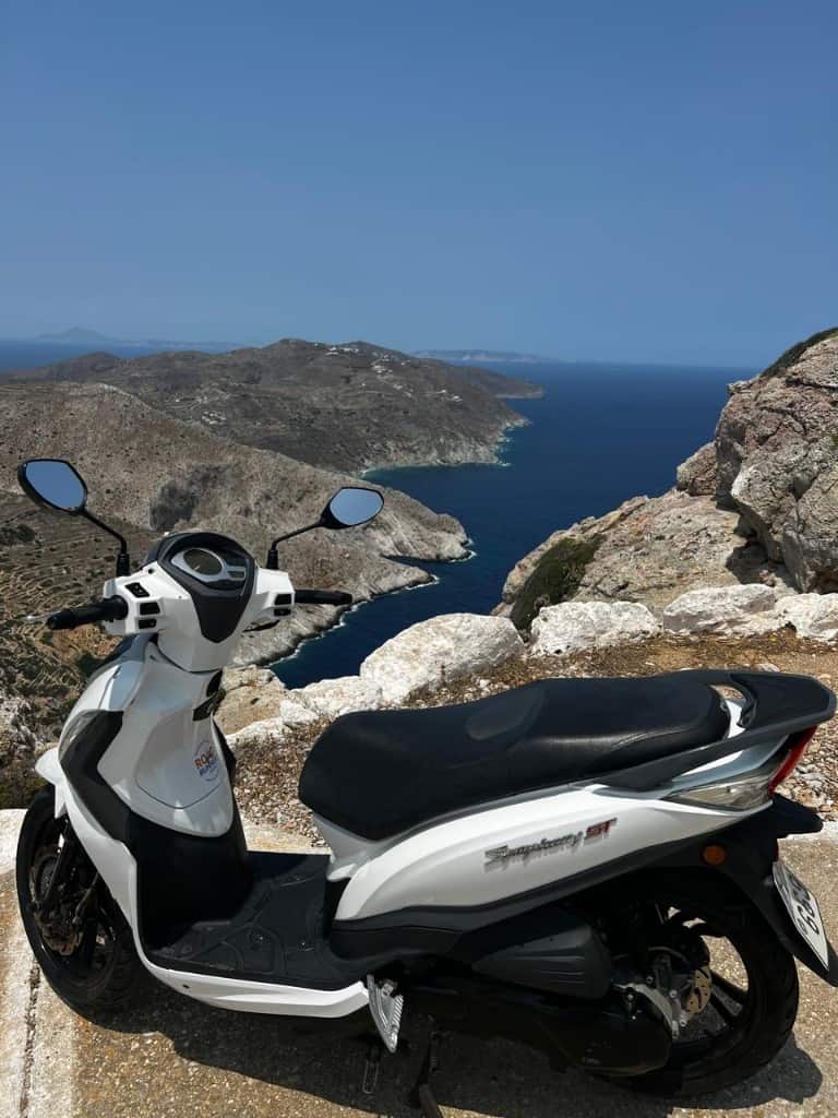 Scooter parcheggiato sulla strada a picco sul mare di Folegandros