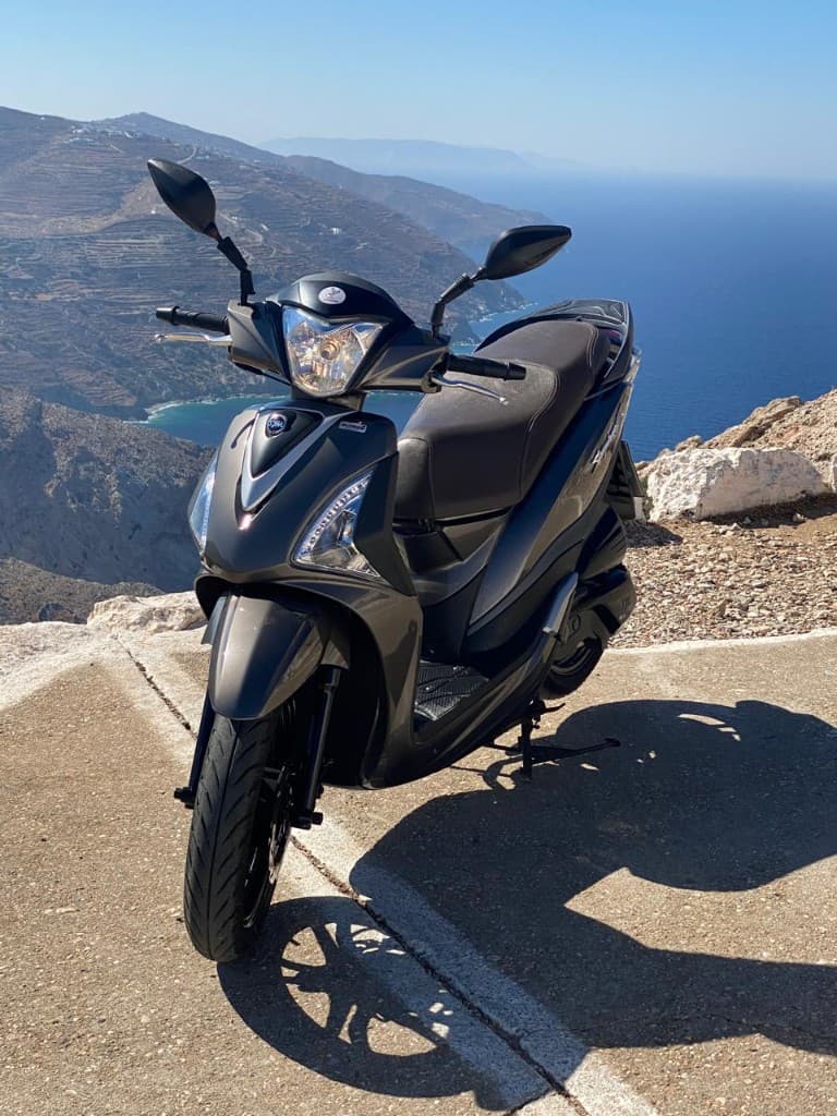 Scooter garé avec la Chora de Folégandros en arrière-plan