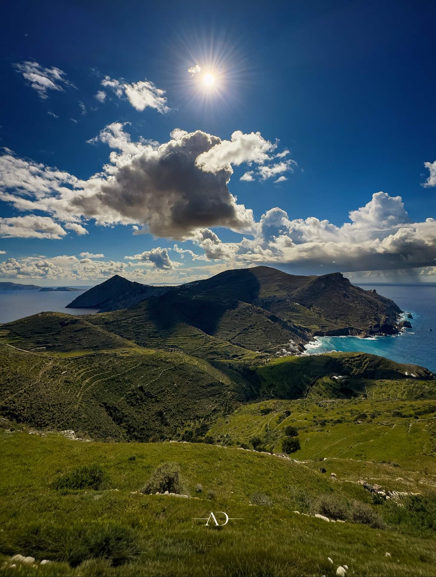 Das tiefblaue Ägäische Meer zwischen Santorin und Folegandros